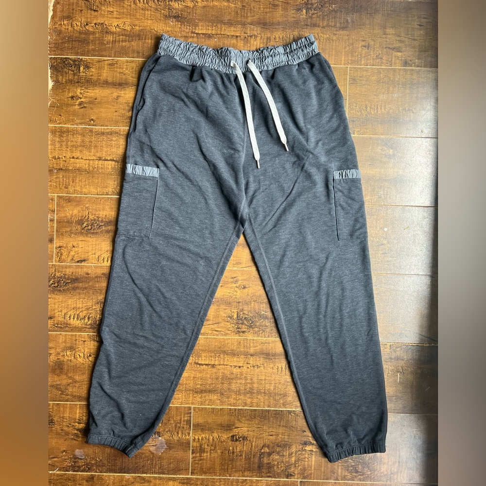 Vuori women’s jogger pants